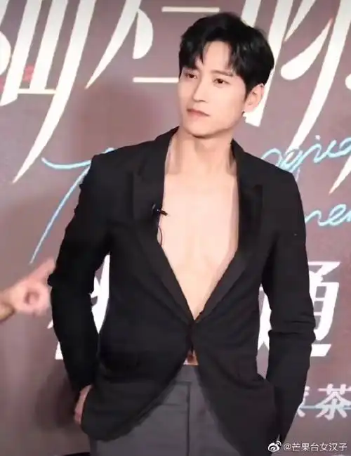 张峻宁扫楼秀肌肉