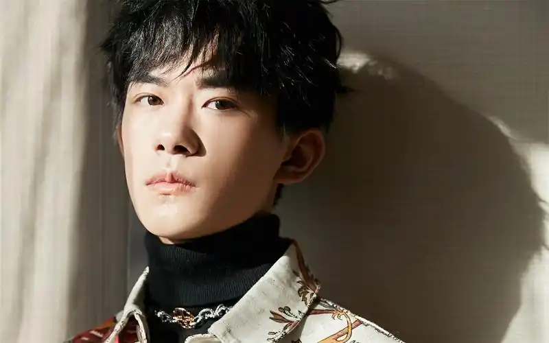 易烊千玺时尚炫酷写真