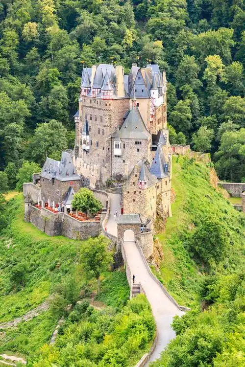 城堡坐落在山上的一座中世纪的城堡