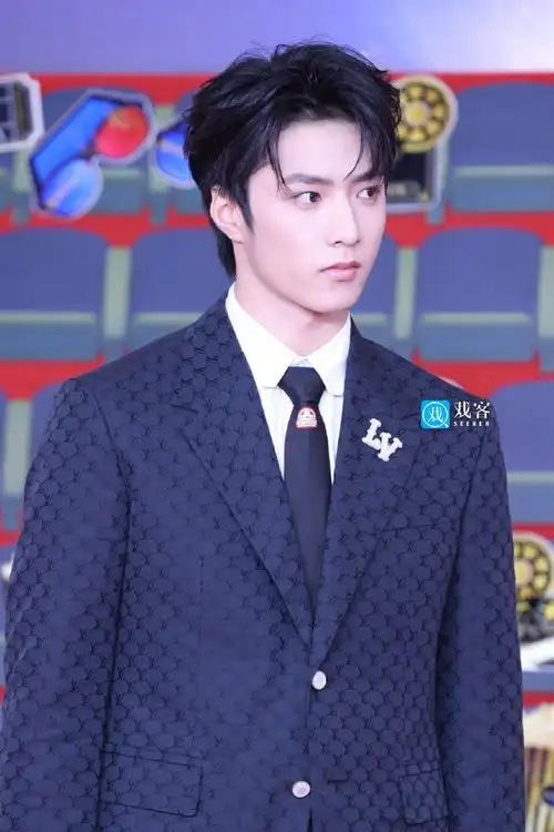 刘耀文#微博电影之夜红毯#生图929292宽肩窄腰大长腿男贵公子