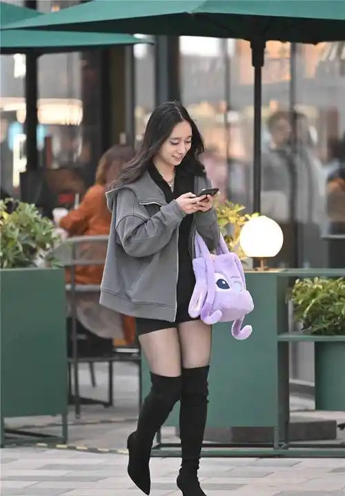黑色丝袜搭配长靴,春天可以尝试的搭配风格,喜欢大人还不少_款式_美女