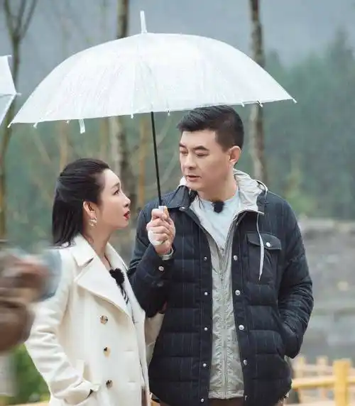 秦海璐也有小女人一面,绿衣配"辣椒辫",同框老公小鸟依人_时尚_颜色