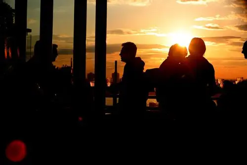 朋友的背影摄影图 高清背景图片 壁纸 人物摄影图