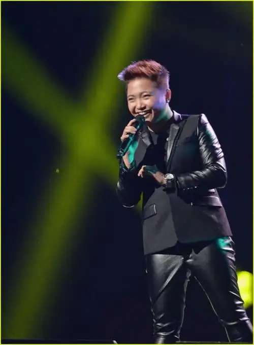 女歌手charice通过推特宣布改名为jake zyrus——一个完全男性化的