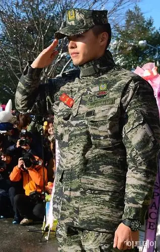 玄彬6日正式退伍 泪流满面行跪拜礼叩谢粉丝(组图)