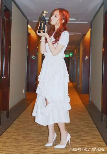 港妹许靖韵出席活动裙子现破洞,自我调侃:不是肥龙咬的