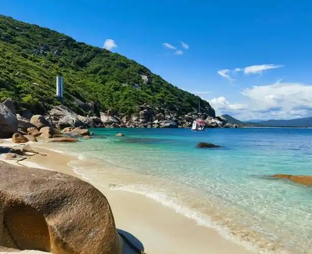 三亚海滩,是一处风景如画的胜地.