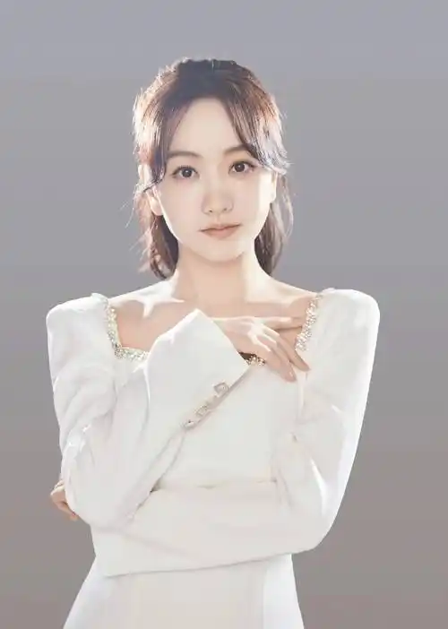 女星杨蓉时尚写真:靓丽姣美,五官端正