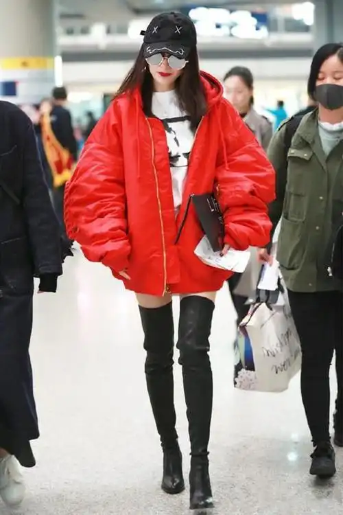 真服了机场的杨幂多冷的天都要光腿穿过膝靴女星为了美真挺拼