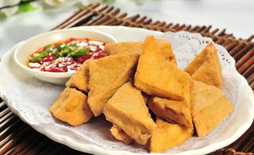 该道菜品是通过油炸的做法制作而成的. /p>