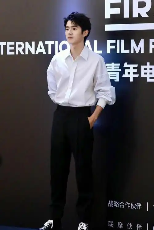 刘昊然戏外乖巧模样好吸睛穿蓝色衬衫少年感太强清爽帅气