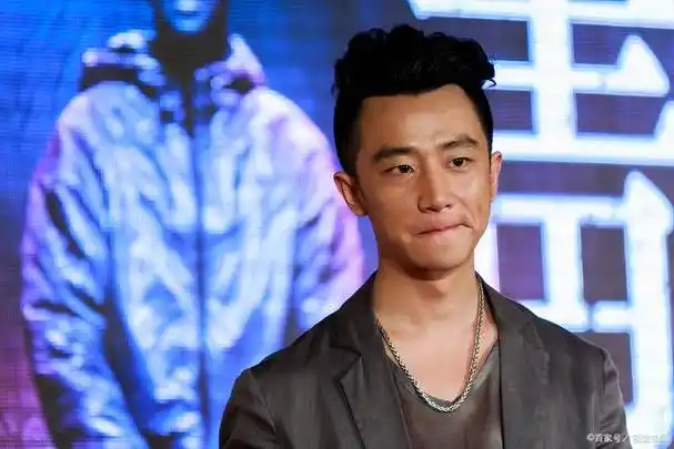 节目的固定主持由邓超,angelababy(杨颖),李晨,陈赫,郑恺