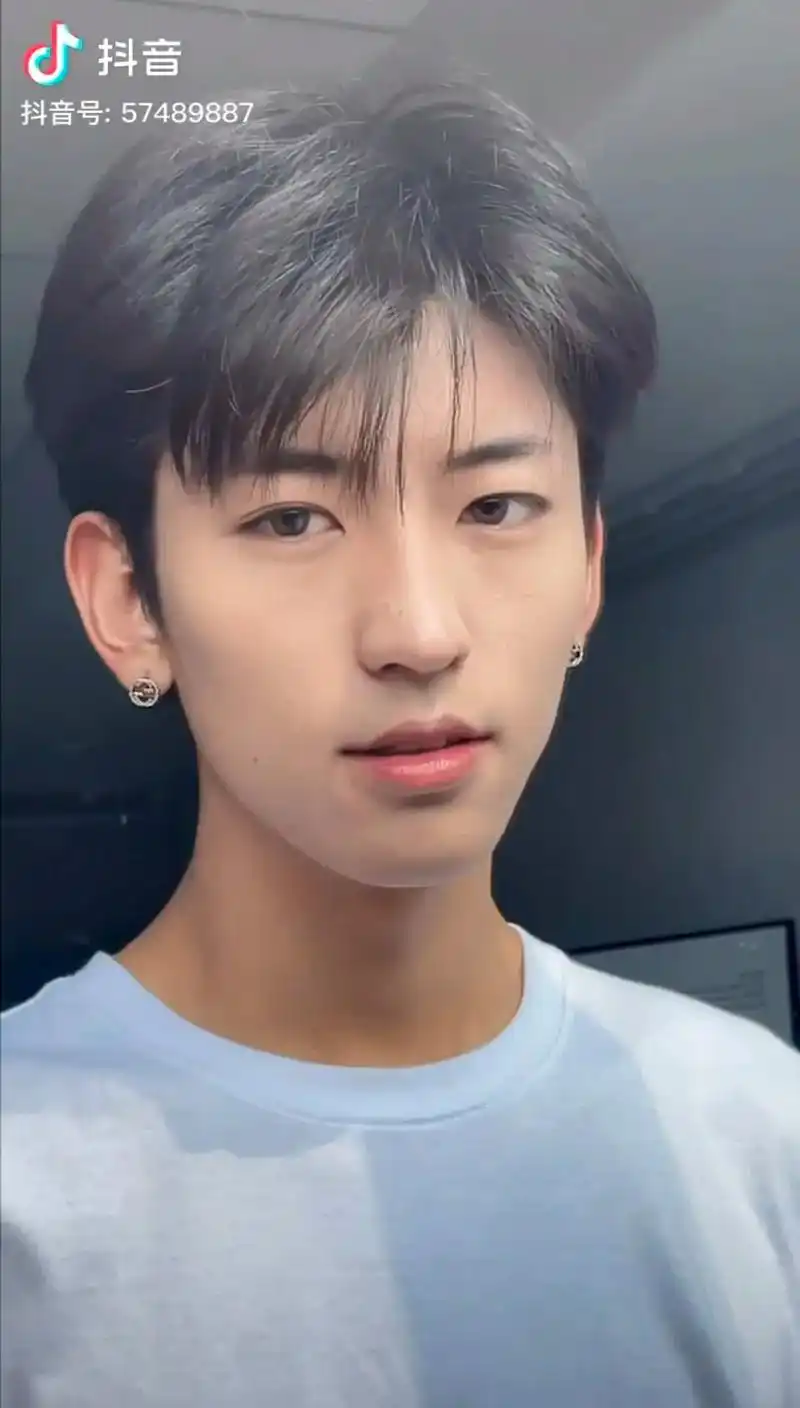 许嵩的《素颜》粉丝合唱 - 抖音