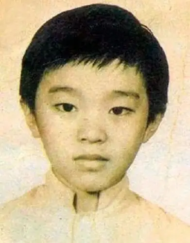 张国荣周星驰刘德华等明星童年照,林青霞那张你绝对认不出来!