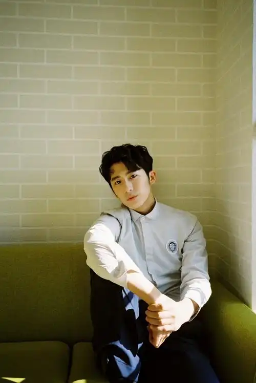 郝富申沐浴阳光变"闪光少年"学院风穿搭洋溢青春气息_凤凰网娱乐_凤凰