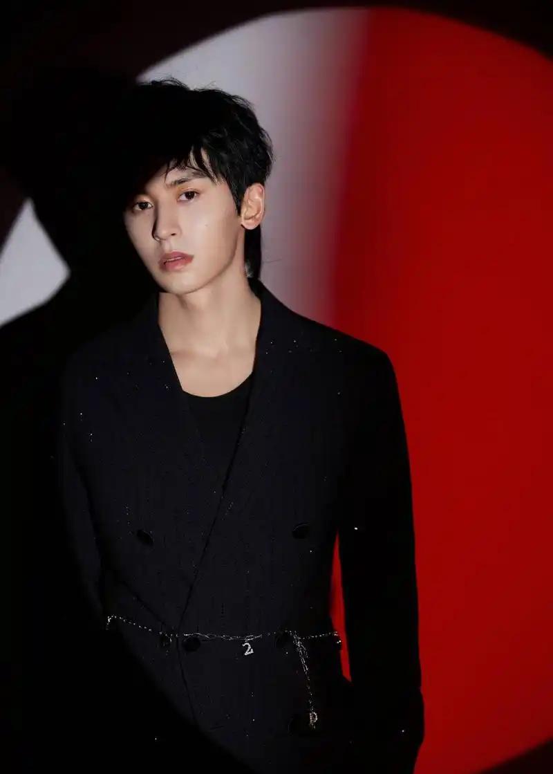 张哲瀚狼尾发型抢镜,黑色西装尽显俊朗气质,五官立体太养眼了