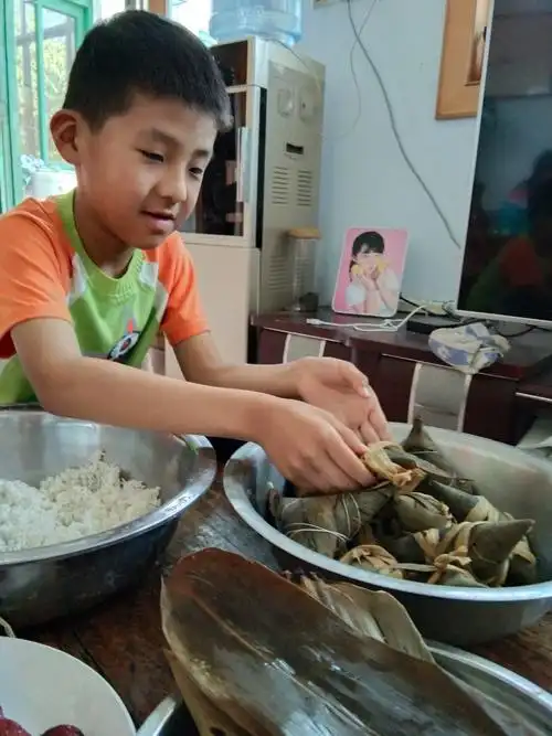 写美篇端午节到了.孩子在家要包粽子,缝荷包.首先来包一下粽子.
