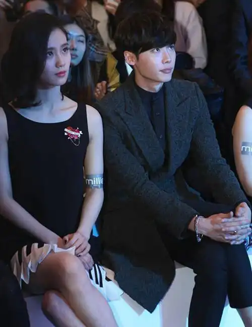 刘诗诗moschino黑白琴键裙与李钟硕同台出席妙丽品牌北京活动