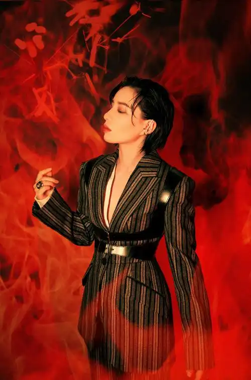 李斯丹妮条纹西服深v酷美写真图片