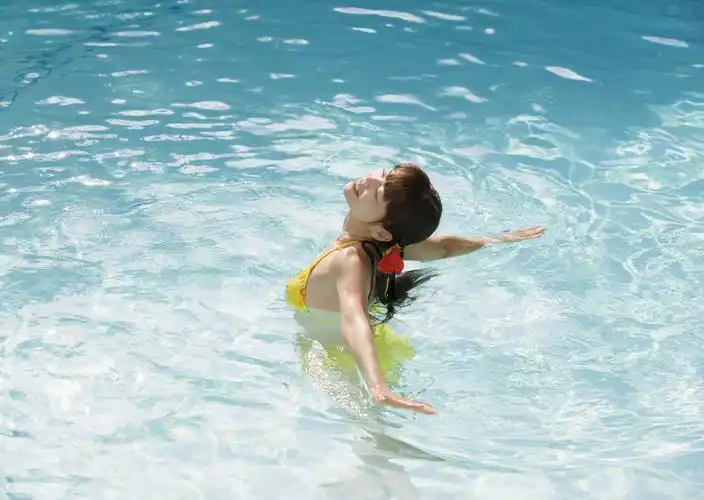 游泳池边美女图片第12张