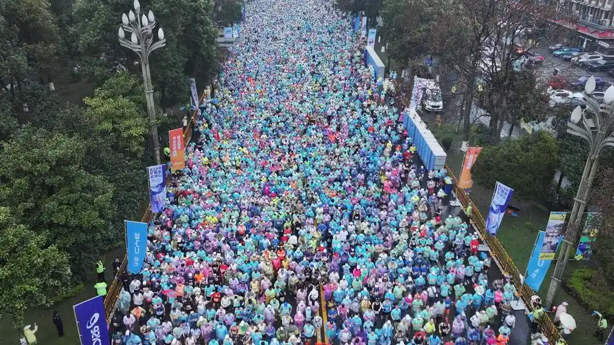 2024成都双遗马拉松赛鸣枪开跑