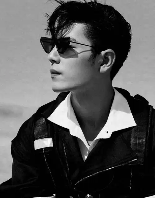 戴墨镜,能有多撩?看肖战就知道了