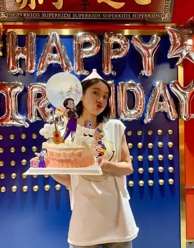张雪迎生日,the9赵小棠虞书欣安崎半夜给她庆生,搞怪表情有趣