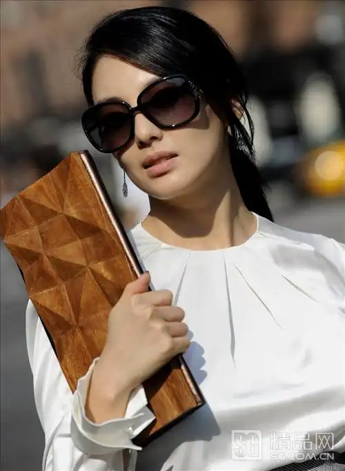 解读宝姿三款明星眼镜经典搭配(图)
