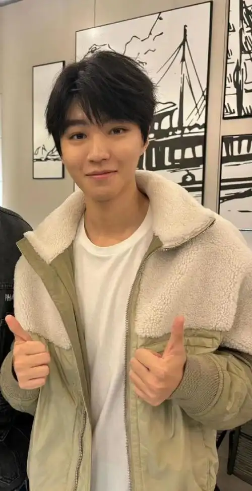 没见过的王俊凯合照又乖又嫩的小奶狗比9199笑容好甜啊#王俊凯