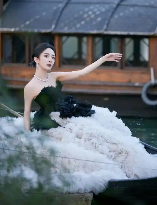 杨幂穿18公斤礼服走红毯!累到两眼无神,不断叹气:好沉啊