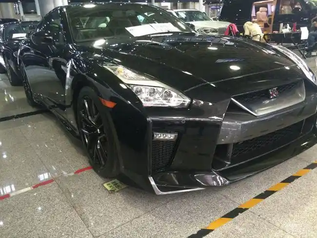 外观方面,2017款日产战神尼桑gtr跑车整体造型更加犀利,前车头部分