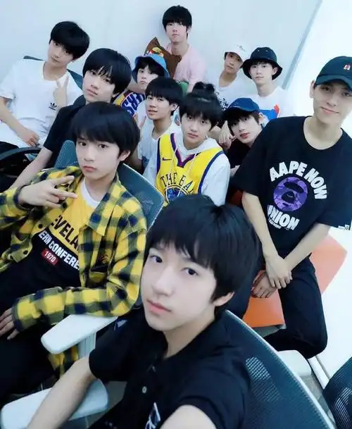 丁程鑫2002年出生,2013年加入tf家族,他将作为tf二团的队长,同时他