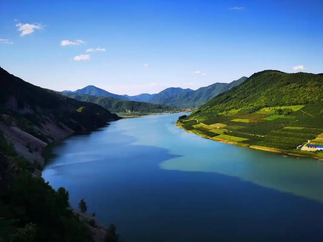 浑江大转弯被称为辽东第一湾,风景秀丽,同时也是辽宁和吉林的分界线.