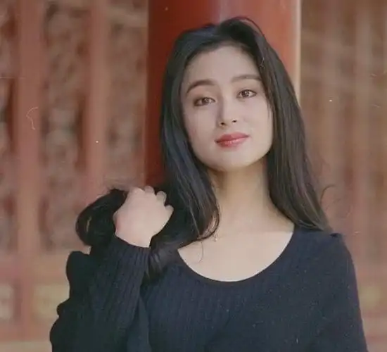 导演夫人陈红:未婚怀孕挤走陈凯歌原配,54岁却因小儿子颜面尽失_腾讯