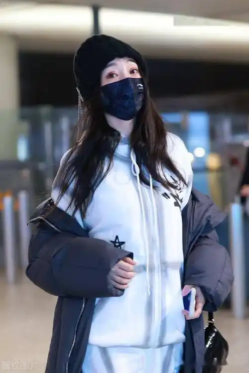 柳岩现身上海机场,身披羽绒服休闲惬意