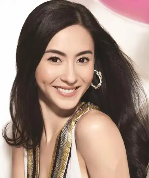 月亮是被精彩片段:这时,朱菲菲亭亭地走过来,她拿出一张洁白的卫生纸