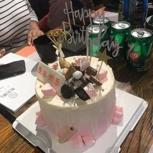 粉嫩的生日蛋糕,其实这次也喝酒了,从什么时候大家每次吃饭都喝酒了呢