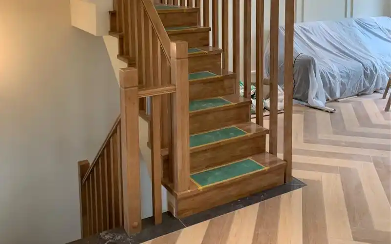 原木风格楼梯踏步栏杆扶手隔断安装好了,谢谢亲谢谢