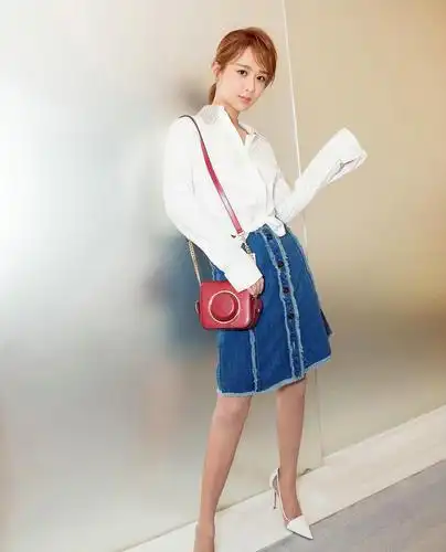 杨紫越来越女人了,穿百褶裙踩高跟鞋,趴凳子上双腿简直美呆