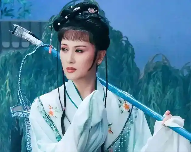 回顾越剧名家单仰萍:曾被剧团劝退,丈夫被判刑后她现状如何?