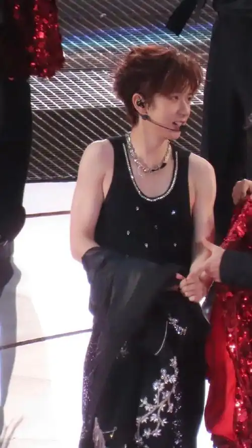 贺峻霖看到富贵灯牌的表情##演唱会里有42秒属于我和贺峻霖