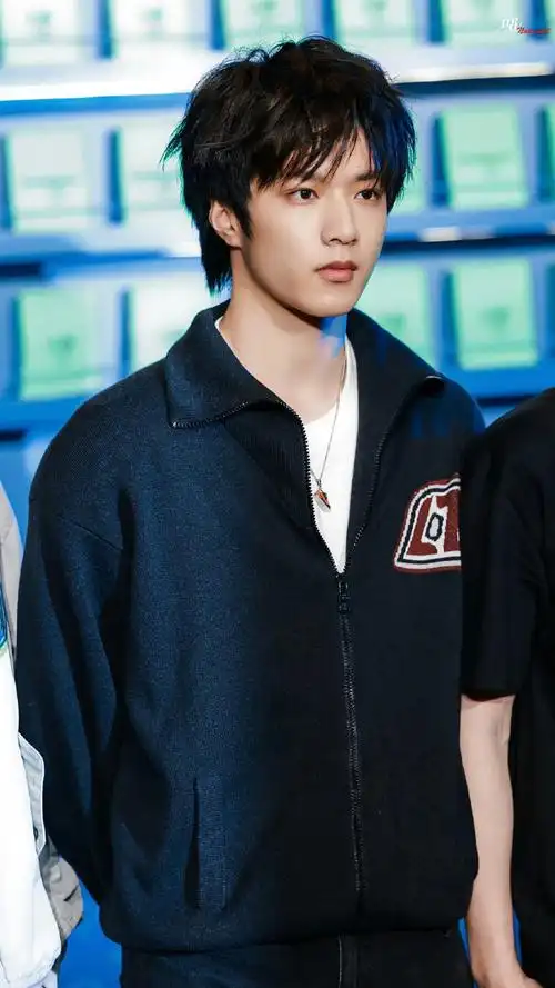 时代少年团拍摄路透#美式男高风上面写着刘耀文的名字……越素越帅好