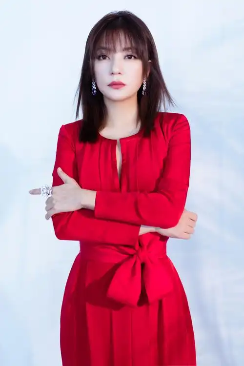 > 赵薇优雅红裙性感图片(2/6)