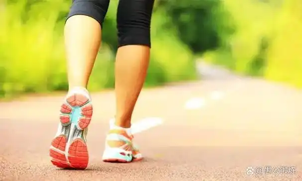 按通常的姿势走路,臀部肌肉,大腿腘绳肌,股四头肌