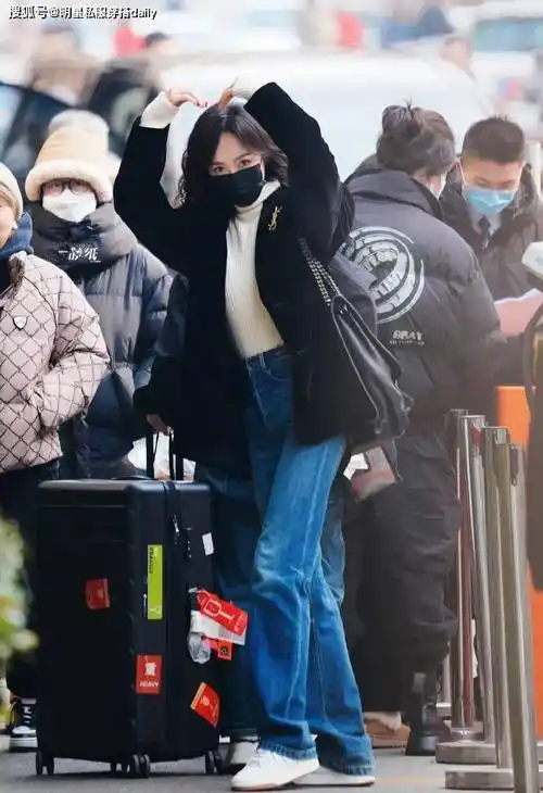 唐嫣小羊毛卷也太美了!一身黑内搭复古高领毛衣牛仔裤,好甜蜜啊