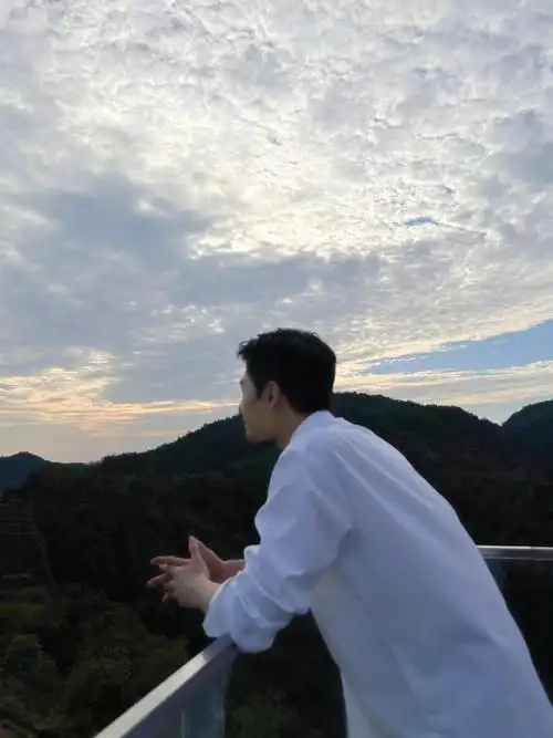 杨洋白衬衫随拍plog清清爽爽大帅哥帅到极致想短暂做个梦