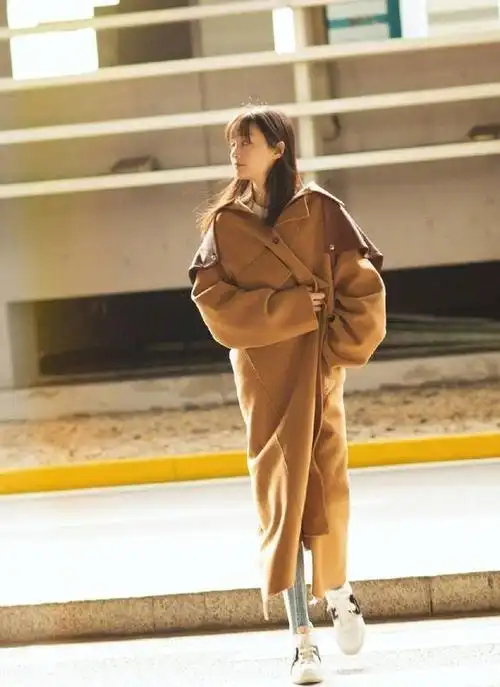 郑爽《直通春晚》秀纸片身材,xl码裙穿成l码还塞下1万衬衫,真瘦