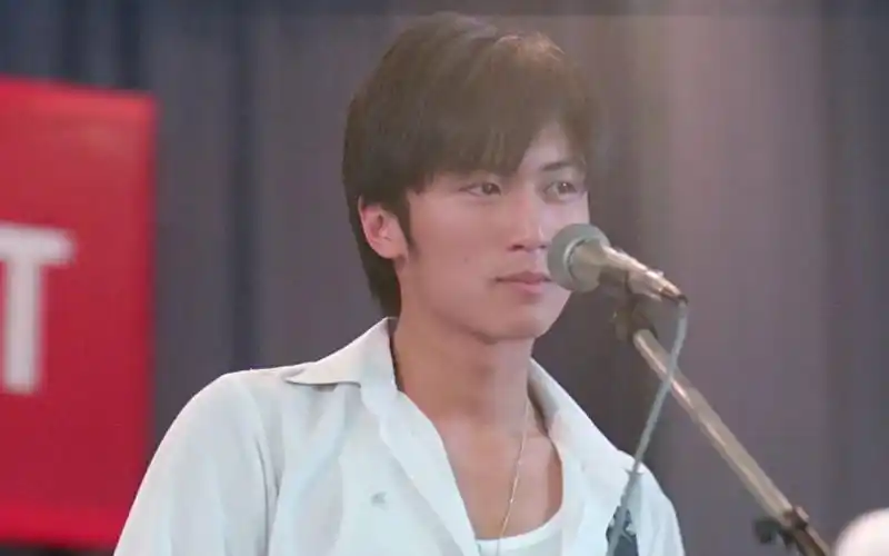 古惑少年:谢霆锋参加校园歌曲大赛,竟被保守校长赶下台.