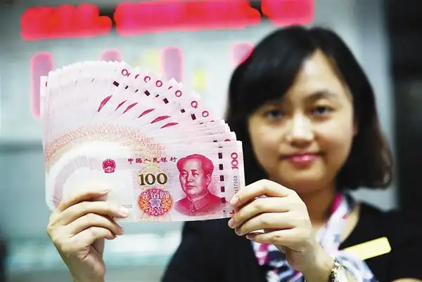 11月12日,工作人员展示2015年版第五套人民币100元纸币.