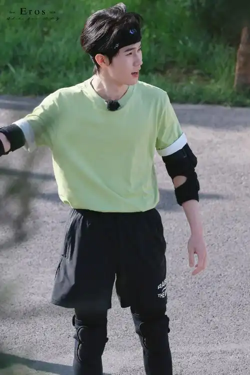 张真源发带绿色短袖造型##张真源全员加速中绿色短袖造型